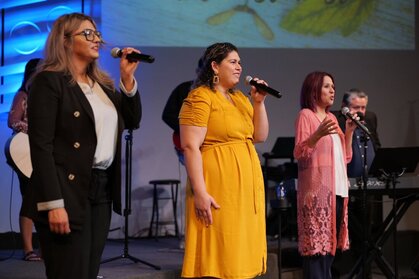 Fountain worship team singing Church-in-Indio-California_folw_Fountain-Living-Water-Christian-Church